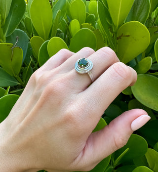 Vintage 9ct White Gold Natural Green Diopside Ring: Solid gold 9ct white gold ring featuring a bright green diopside gemstone in a classic polished setting.